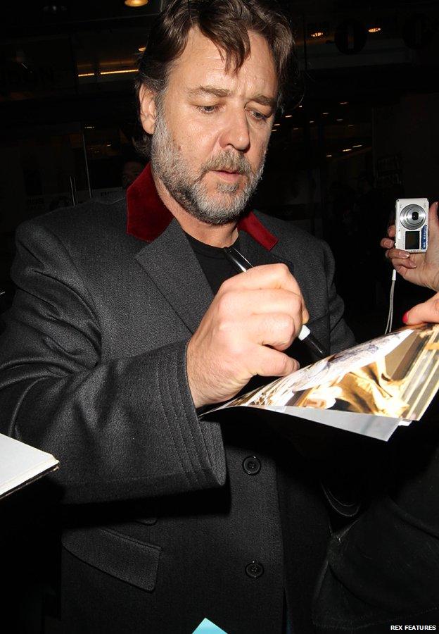 Russell Crowe signs autographs