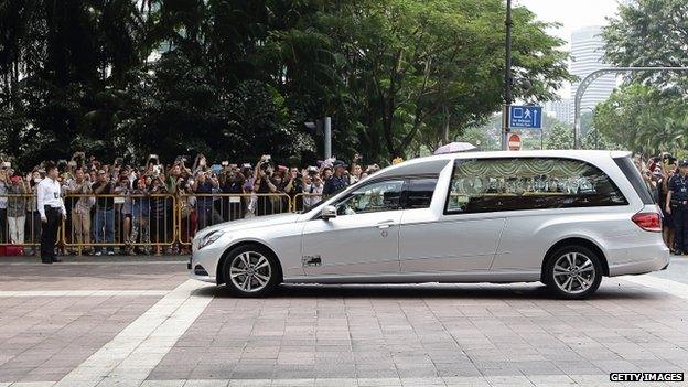 Crowds greet hearse as it arrives at the Istana, Singapore. 23 March 2015