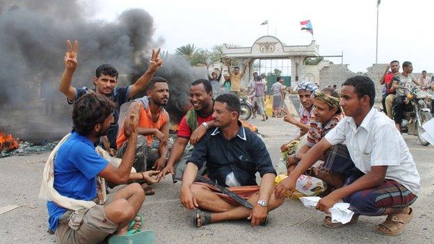 Troops loyal to renegade General Abdel Hafedh al-Sakkaf in Aden (23/03/15)