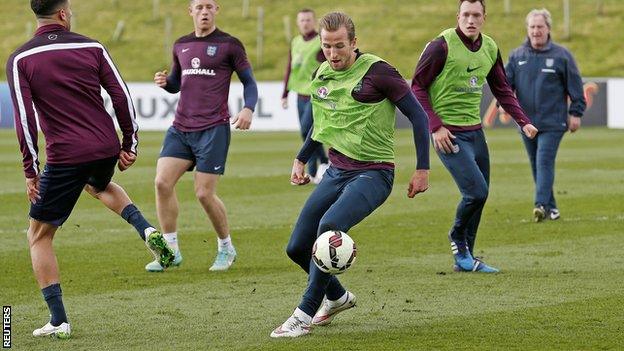 Harry Kane (centre)