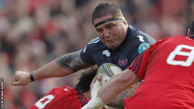 Rhys Thomas in action for the Scarlets