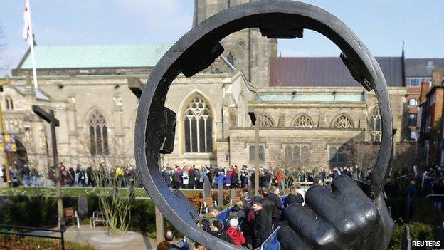 Queues outside Leicester cathedral