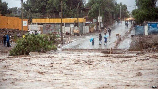 People observe the overflowing of the river Copiapo 25/03/15