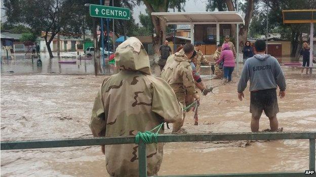 The military help people affected by the overflowing Copiapo river, in Copiapo, Chile, 25 March 2015.