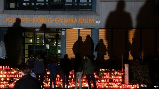 Students and wellwishers gather at a memorial of flowers and candles in front of Joseph Koenig school in Haltern am See. Photo: 25 March 2015