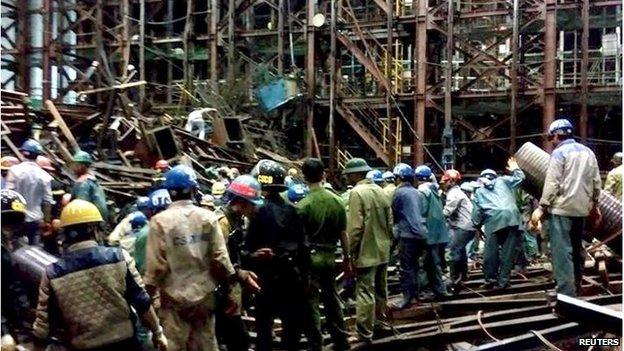 Rescue workers at the construction site in Ha Tinh, Vietnam (26 March 2015)