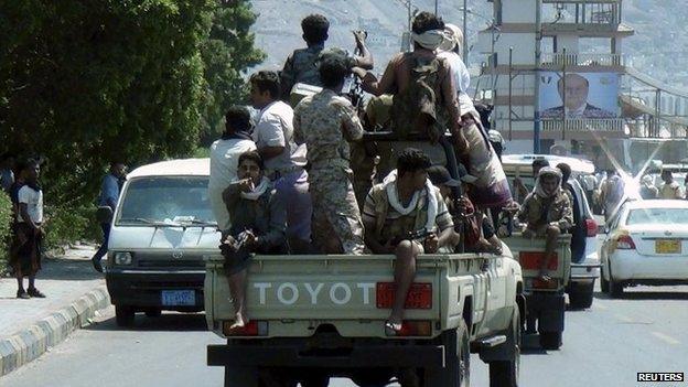 Militiamen loyal to President Hadi in Aden (25 March 2015)