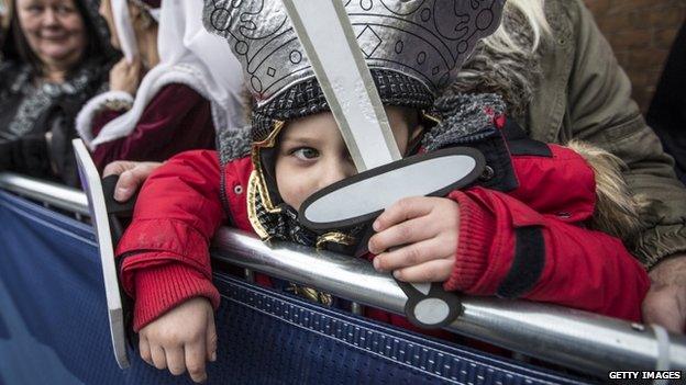 Crowds gather for Richard III interment