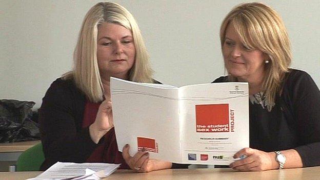 Dr Tracey Sagar a chyd-awdur yr arolwg, Debbie Jones