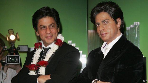 Shahrukh Khan posing with his model