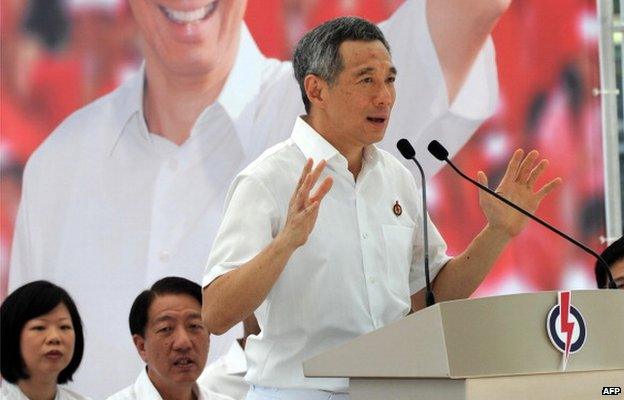 Singapore ruling People Action Party and Prime Minister Lee Hsien Loong (C) addresses a crowd at a lunchtime election rally in Raffles place, in the financial district in Singapore on 3 May 2011.