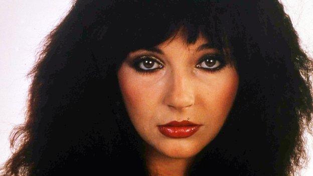 Mae nodau uchel Kate Bush yn tarod deuddeg 'da Garry