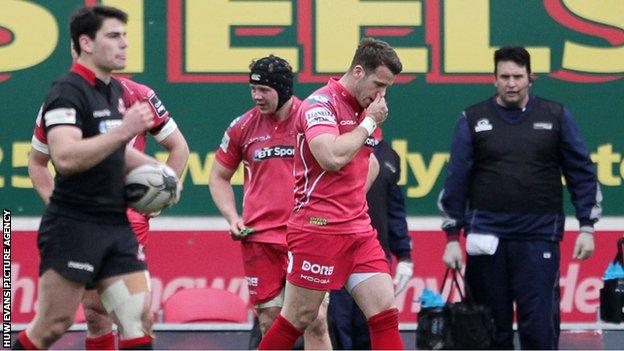 Gareth Davies troops off after being sent-off against Edinburgh