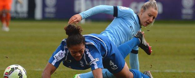 Jessica Carter (l) tackled by Emma Lipman