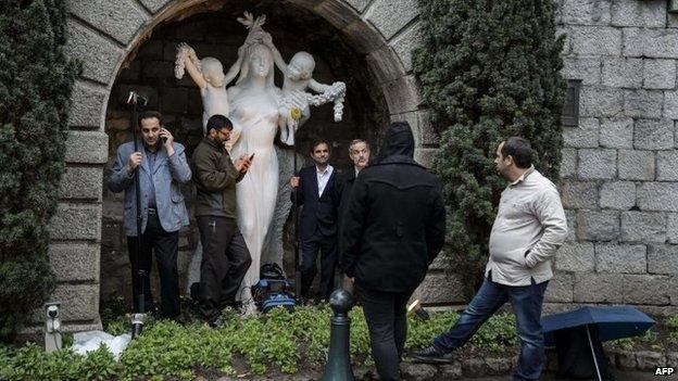 Iranian journalists wait outside the Beau-Rivage Palace hotel in Lausanne, Switzerland (29 March 2015)