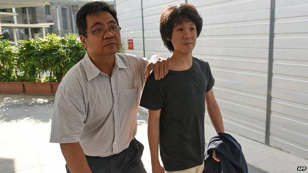 Amos Yee arrives at court with his father in Singapore (31 March 2015)