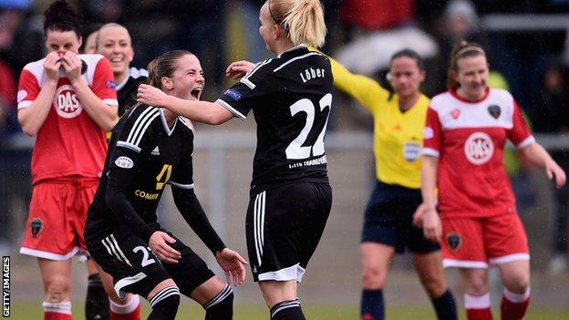 Jana Lober (middle) celebrates Frankfurt goal