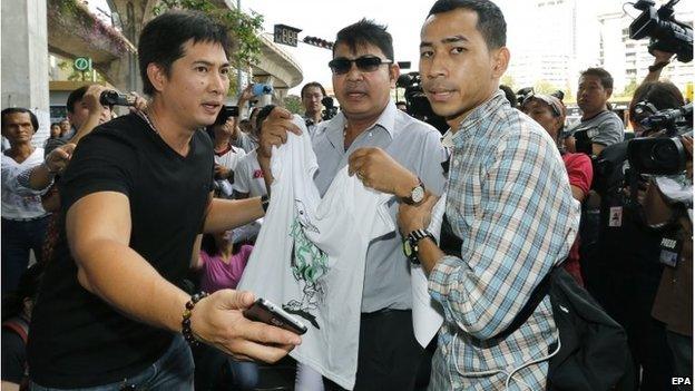 Thai police arrest a pro-democracy activists (Feb 2015)