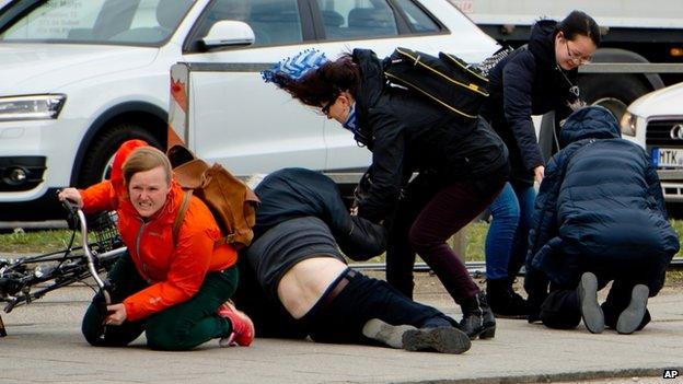 Pedestrians blown to the ground by gales in Munich (31 March)