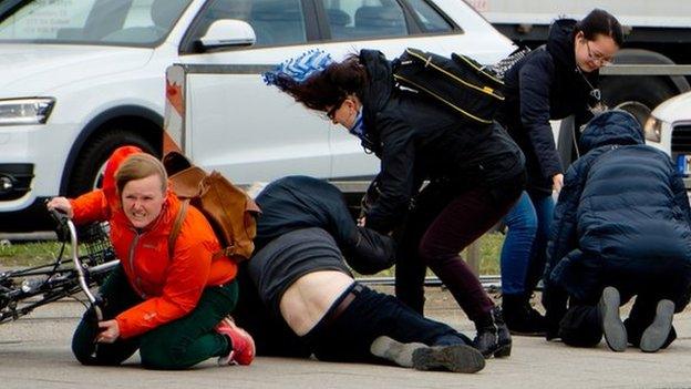 Pedestrians blown to the ground by gales in Munich (31 March)