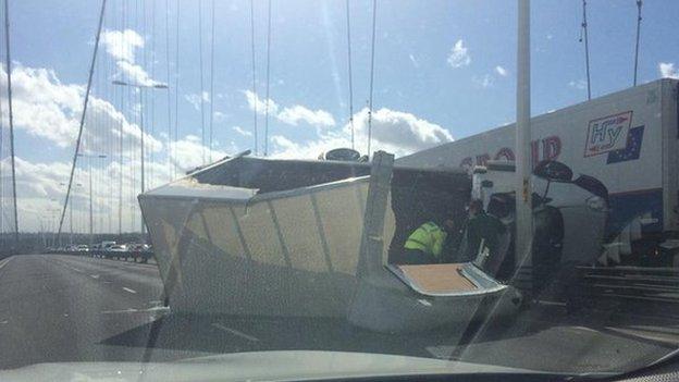 Lorry overturned on the Humber Bridge