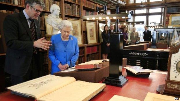 The Queen views the George III archive