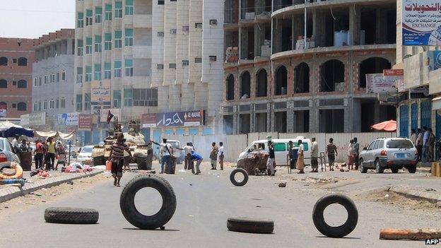 Checkpoint being set up in Aden (2 April)