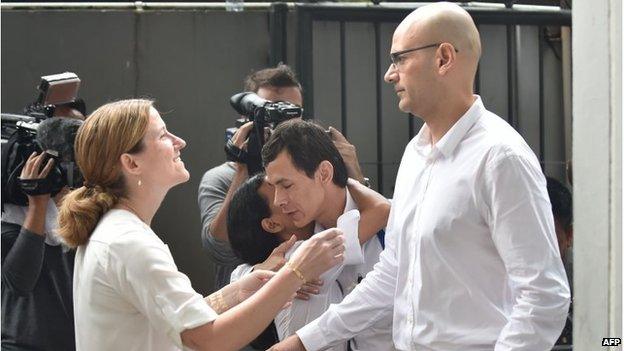 Neil Bantleman (R) is met by his wife Tracy Bantleman are met by their wives at court in Jakarta, Indonesia (2 April 2015)