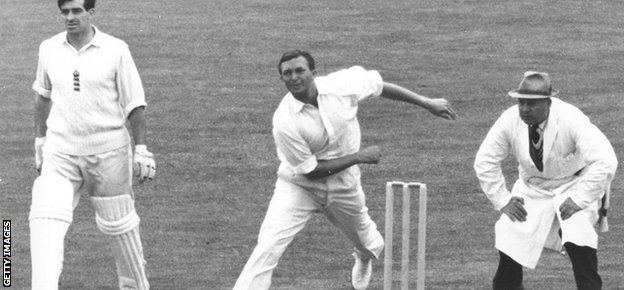 Richie Benaud bowling