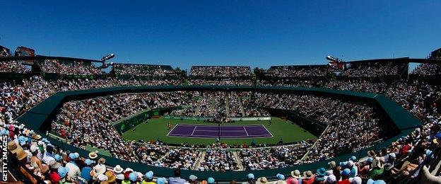 Serena Williams serves against Carla Suarez Navarro