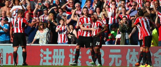 Sunderland celebrate Jermain Defoe's winner