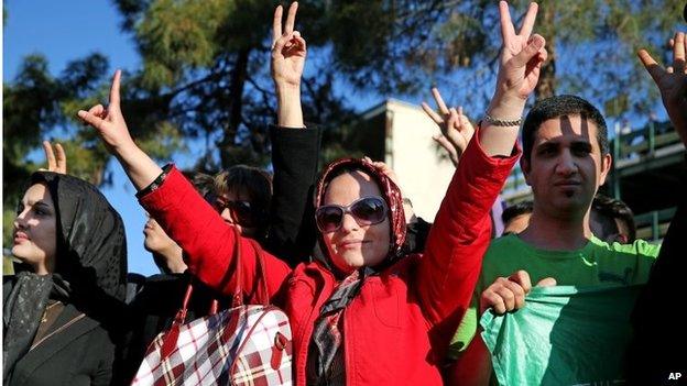 Iranians in Tehran celebrate outcome of nuclear talks in Lausanne (03/04/15)