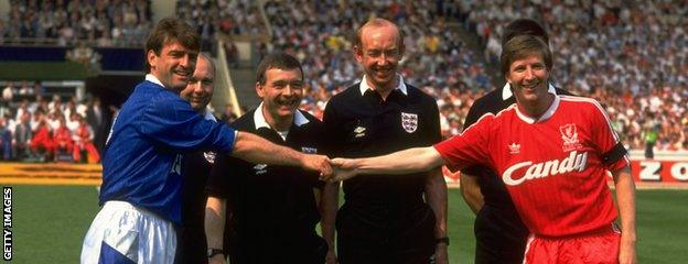 Everton skipper Kevin Ratcliffe (L) shakes hands with Liverpool captain Ronnie Whelan (R) ahead of the 1989 FA Cup final