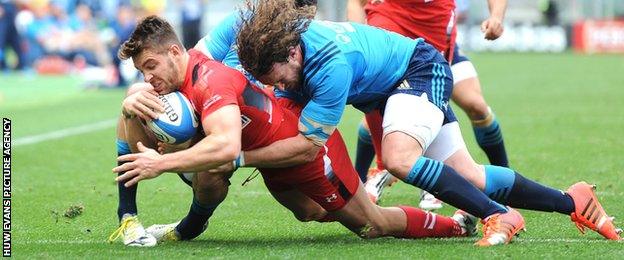 Rhys Webb scores for Wales against Italy