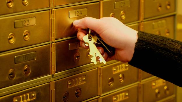 Hand unlocking safety deposit box