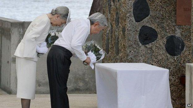 Emperor Akihito and Empress Michiko offer flowers in front of the cenotaph on Peleliu island in Palau on 9 April 2015