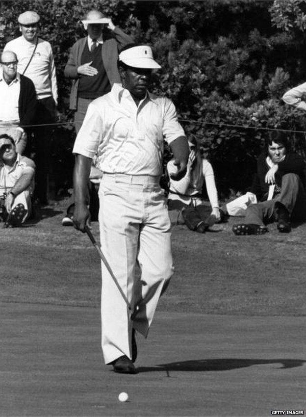 Lee Elder walking towards the ball