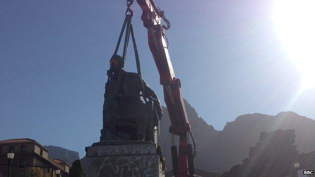 A crane by the Rhodes statue