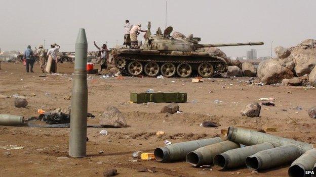 Tribal militiamen fighting Houthi rebels in Aden, Yemen (9 April 2015)