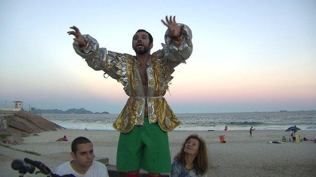 Vitor Pordeus as Hamlet performing