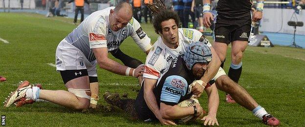 Dougie Hall scores a try for Glasgow Warriors against Cardiff Blues