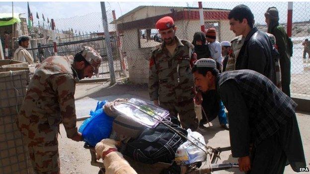 Pakistan security officials check people as they cross the Pakistan-Afghan border in Chaman, in Balochistan province (03 April 2015)