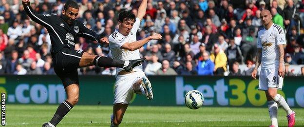 Aaron Lennon scores for Everton at Swansea