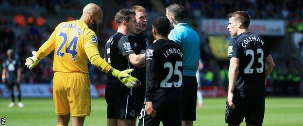 Everton players protest