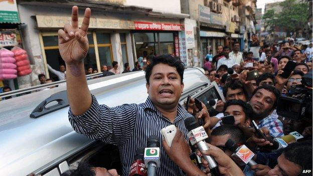 Relative of Muhammad Kamaruzzaman outside Dhaka prison (11 April)