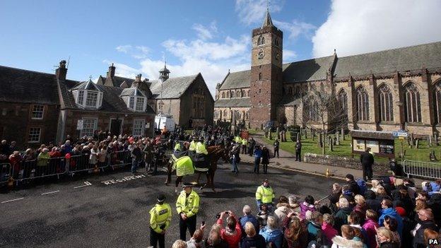 Crowds at cathedral