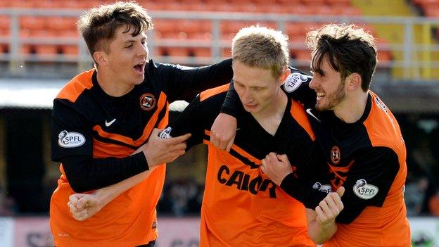 Dundee United players celebrate Chris Erskine's goal