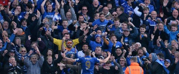 Jamie Vardy celebrates in front of the Leicester fans