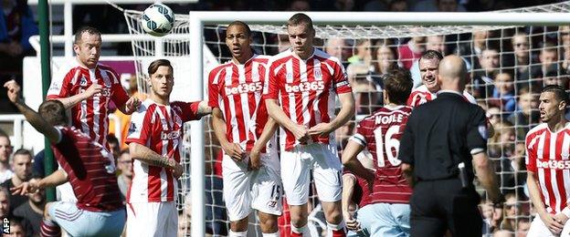 Aaron Cresswell scores for West Ham