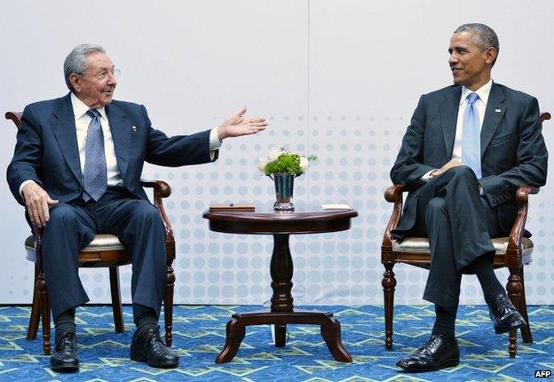 Raul Castro and Barack Obama at their talks in Panama City, 11 April 2015